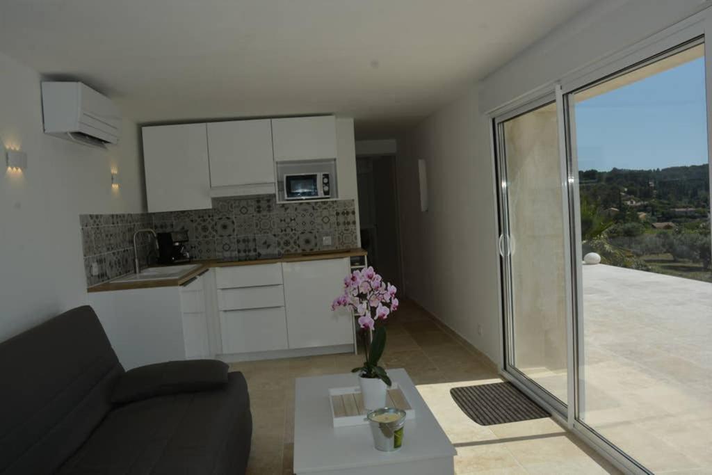 La Venturonne Appartement Neuf Rez De Jardin 45 M2 Vue Mer Et Vignes 10 Mn Des Plages Le Beausset Exterior foto